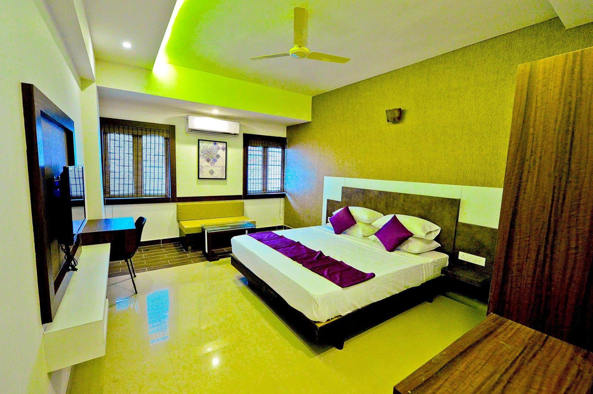 Qik Stay @ S.K. Continental Mysore Esterno foto